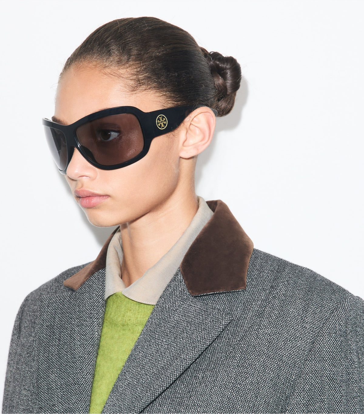 Tory Burch Recommended - Runway Wrap Sunglasses - Black/Dark Grey